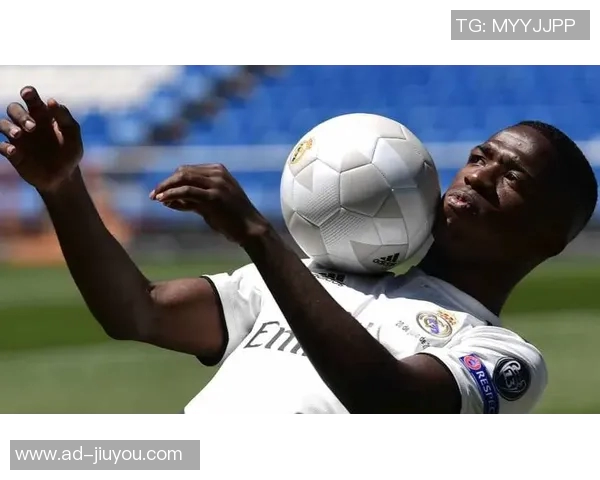 维尼修斯与模特女友甜蜜合影重修旧好感情升温引发热议